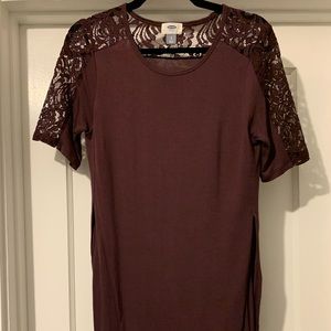 Flowy purple/ maroon top with lace detail